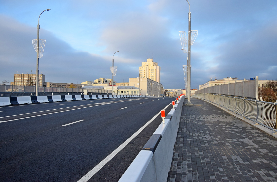 На путепроводе